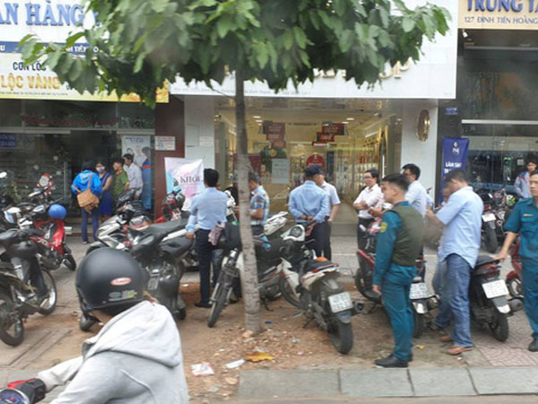 Vụ thanh niên dùng súng cướp 1,5 tỷ đồng của ngân hàng ở Sài Gòn: Đốt xe máy rồi lấy tiền tẩu thoát