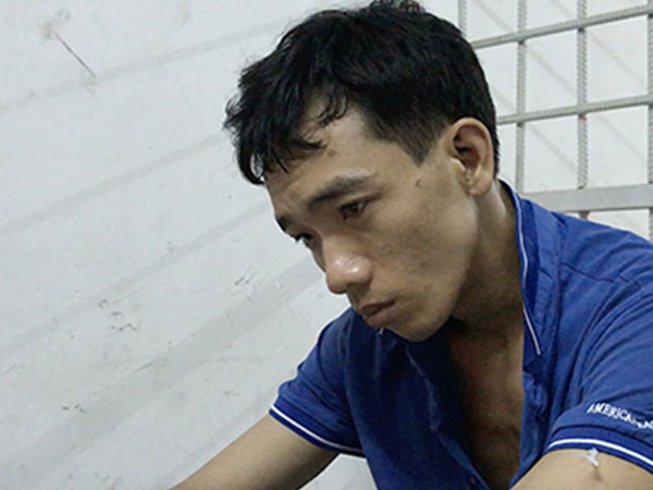 Cảnh sát giải cứu tên cướp kẹt dưới cống ở Sài Gòn