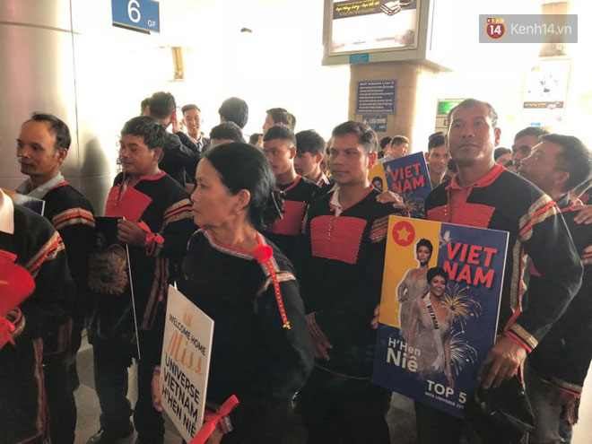 Gia đình và đông đảo fan đón HHen Niê trở về Việt Nam sau thành tích lịch sử Top 5 Miss Universe 2018
