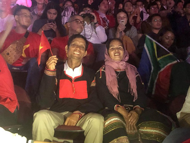 Ngã ngửa trước phản ứng của bố mẹ HHen Niê khi chứng kiến con gái lọt Top 5 Miss Universe 2018