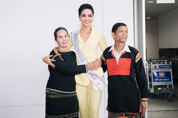 Ngã ngửa trước phản ứng của bố mẹ HHen Niê khi chứng kiến con gái lọt Top 5 Miss Universe 2018