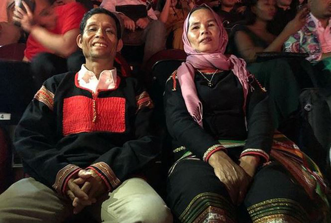 Ngã ngửa trước phản ứng của bố mẹ HHen Niê khi chứng kiến con gái lọt Top 5 Miss Universe 2018