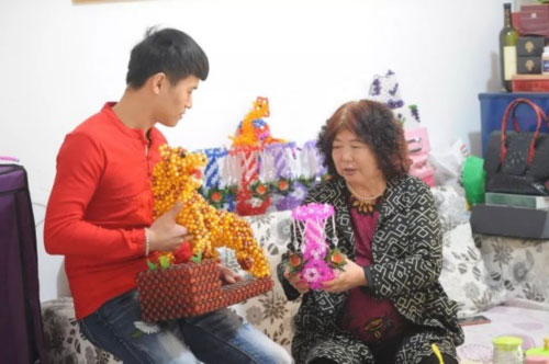 Hai lần bị từ hôn, chàng trai 28 tìm được tình yêu với ân nhân 65 tuổi