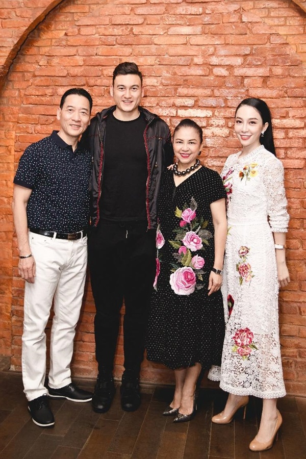 Thủ môn Văn Lâm quây quần bên gia đình sau chiến thắng ở AFF Cup