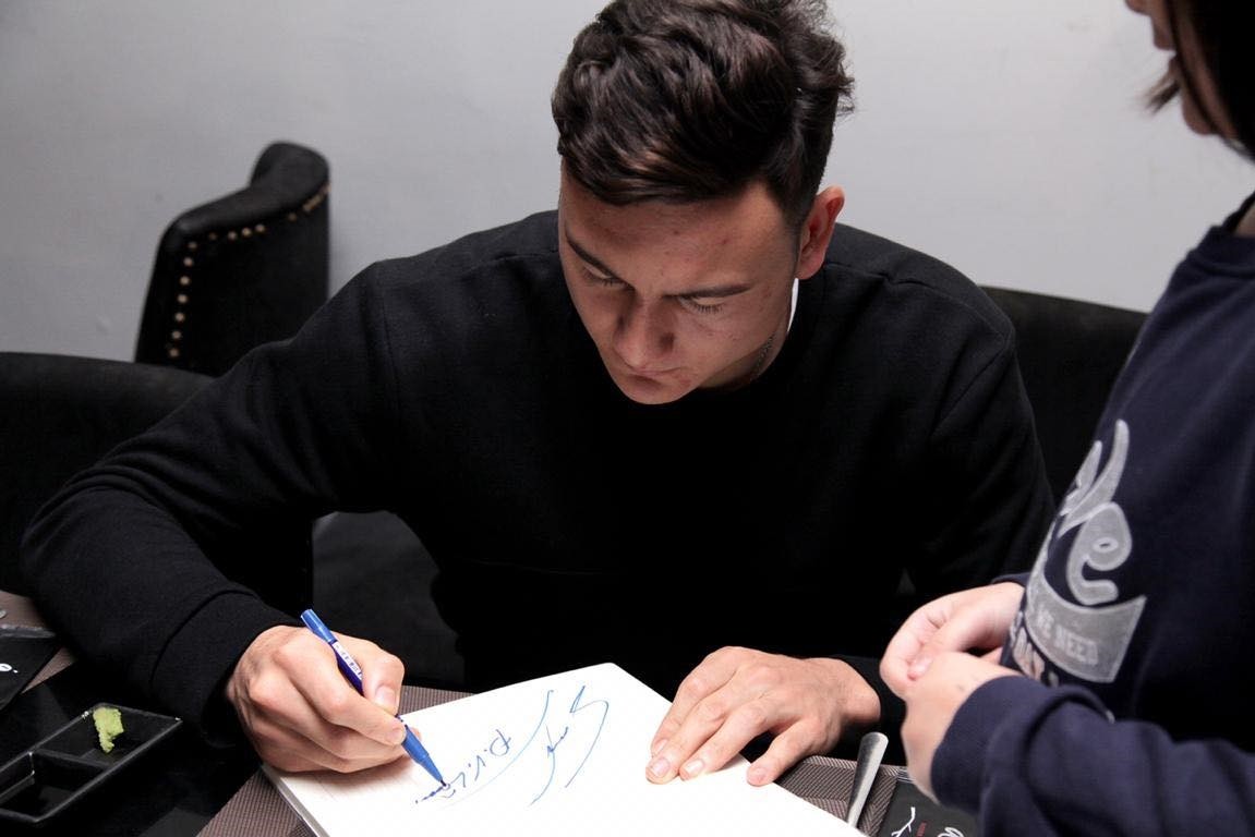 Thủ môn Văn Lâm quây quần bên gia đình sau chiến thắng ở AFF Cup