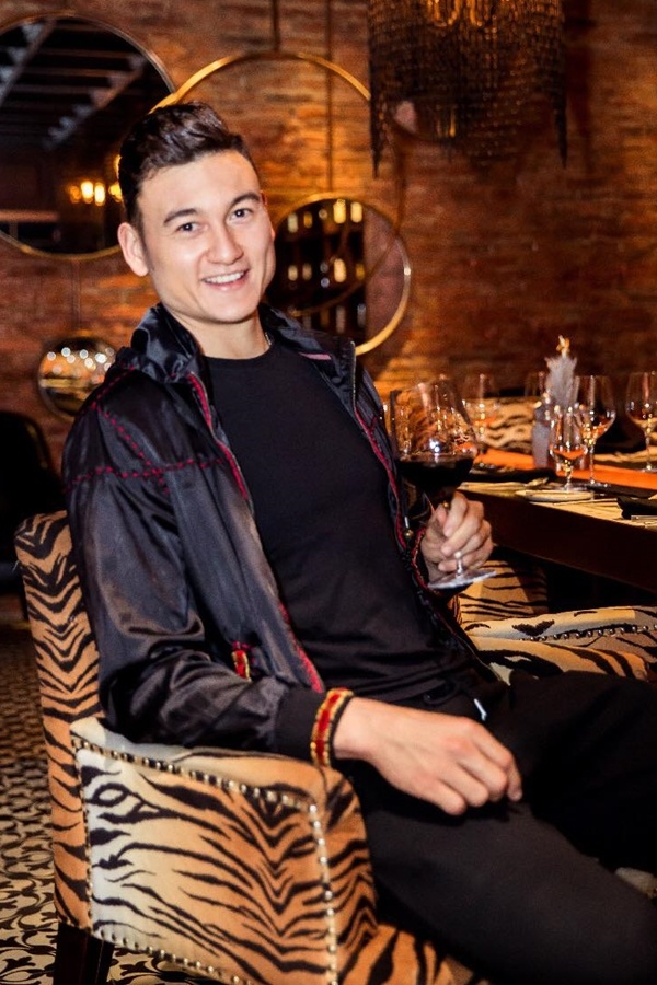 Thủ môn Văn Lâm quây quần bên gia đình sau chiến thắng ở AFF Cup