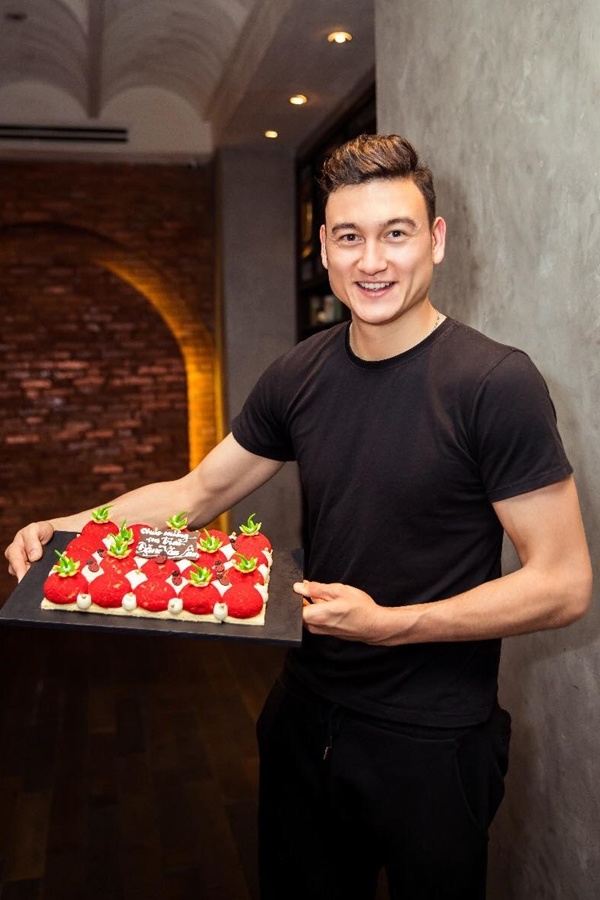 Thủ môn Văn Lâm quây quần bên gia đình sau chiến thắng ở AFF Cup