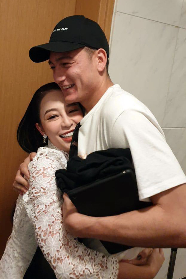 Thủ môn Văn Lâm quây quần bên gia đình sau chiến thắng ở AFF Cup