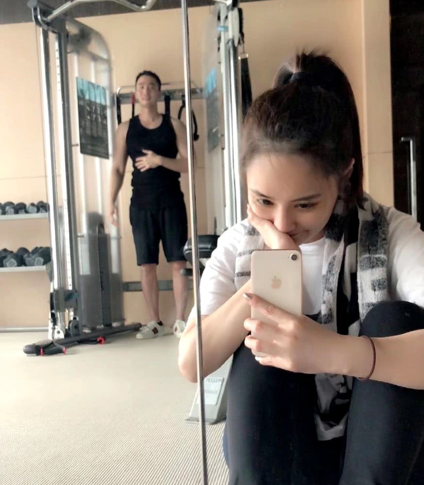 Sau tất cả, hôm nay Chung Hân Đồng cuối cùng đã chính thức đăng ký kết hôn