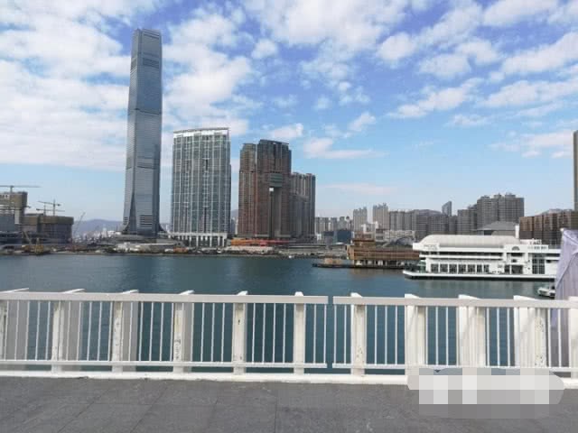 Sau tất cả, hôm nay Chung Hân Đồng cuối cùng đã chính thức đăng ký kết hôn