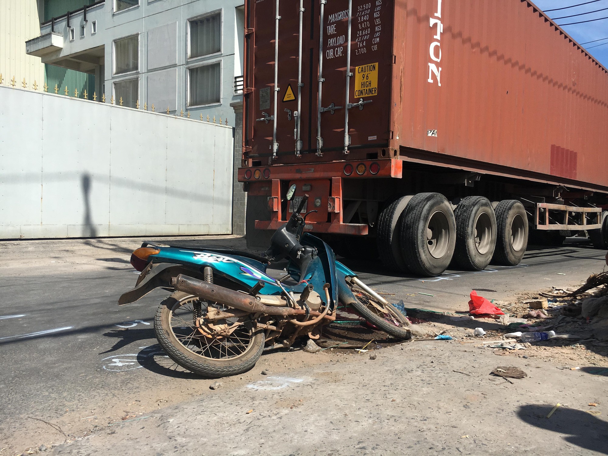 Bình Dương: Con gái bị xe container cán tử vong thương tâm, người mẹ ôm thi thể gào khóc thảm thiết