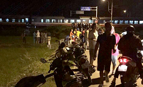 Tàu hỏa húc ôtô văng hơn chục mét, một phụ nữ tử vong