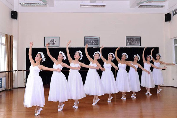 Gia thế giàu có, nhan sắc khả ái của bạn gái cầu thủ Tiến Linh - cơn gió lạ trong đội tuyển Việt Nam