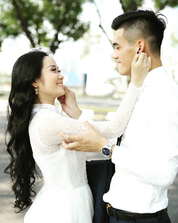 Gia thế giàu có, nhan sắc khả ái của bạn gái cầu thủ Tiến Linh - cơn gió lạ trong đội tuyển Việt Nam