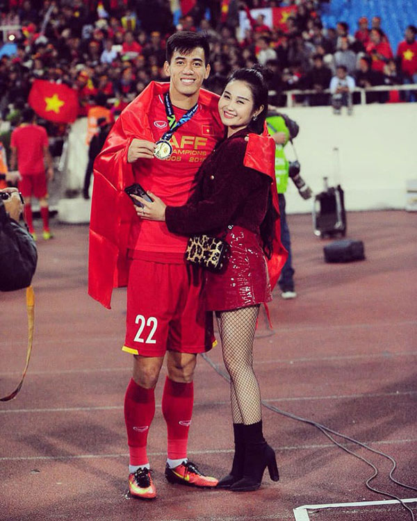 Gia thế giàu có, nhan sắc khả ái của bạn gái cầu thủ Tiến Linh - cơn gió lạ trong đội tuyển Việt Nam