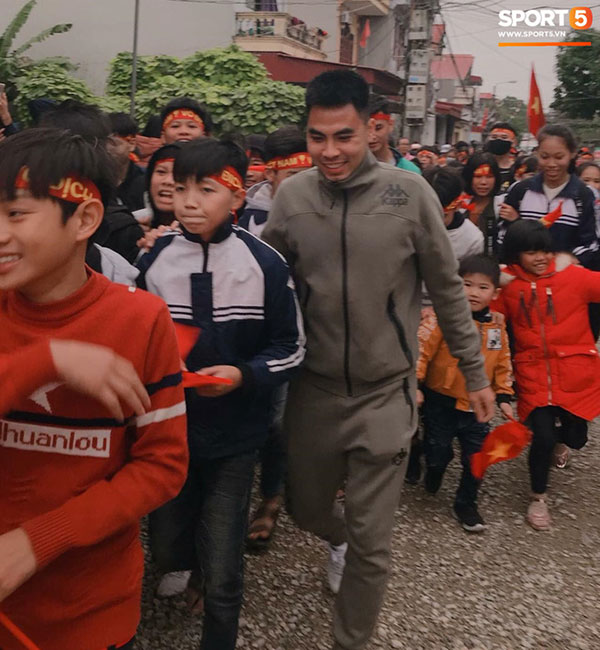 Mẹ tiền vệ Đức Huy tiết lộ về con trai: Là người cứng đầu nhưng rất tình cảm, từng khóc năn nỉ mẹ cho đi đá bóng