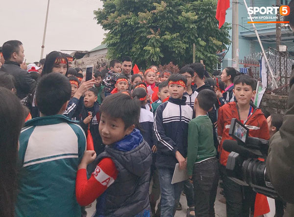 Mẹ tiền vệ Đức Huy tiết lộ về con trai: Là người cứng đầu nhưng rất tình cảm, từng khóc năn nỉ mẹ cho đi đá bóng