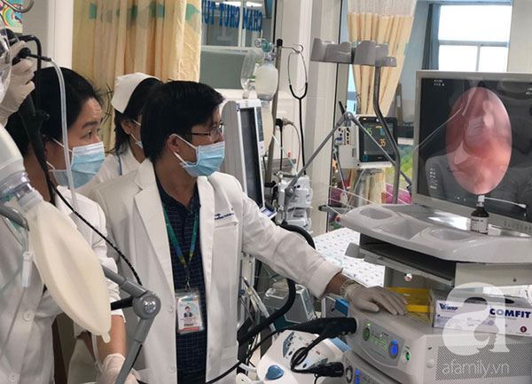 Bé gái 3 tuổi ngưng tim, ngưng thở nguy kịch nhưng cha mẹ không biết con đã nuốt hạt mãng cầu