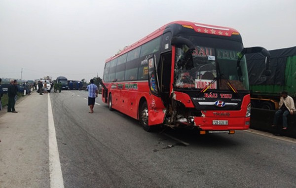 Hà Tĩnh: Xe khách gây tai nạn liên hoàn trên QL1A, giao thông tê liệt