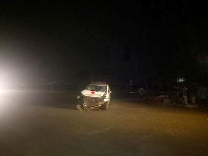 Va chạm với xe tải chở gà, xe cấp cứu nát đầu