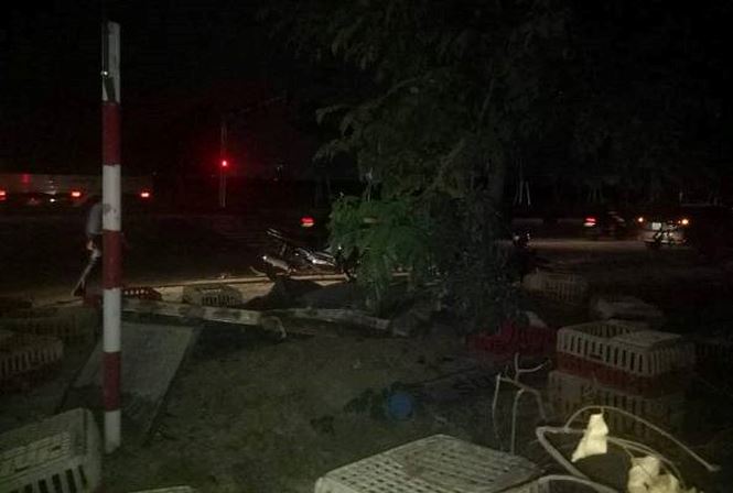 Va chạm với xe tải chở gà, xe cấp cứu nát đầu