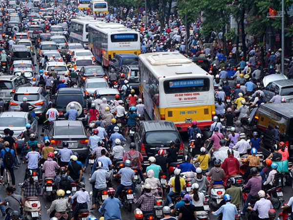 Đổ xăng đi ô tô, xe máy: Dân sắp chịu thêm 1 loại thuế mới?