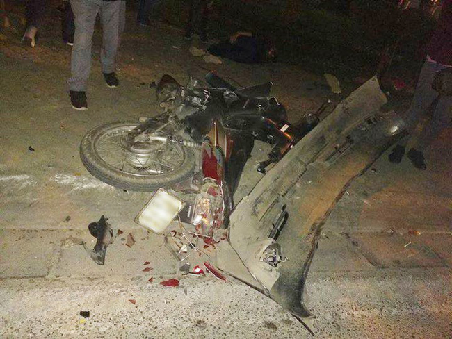 Video: Hàng loạt xe máy vỡ nát, người bị thương nằm la liệt sau khi nữ tài xế lái Lexus gây tai nạn liên hoàn trên phố Hà Nội