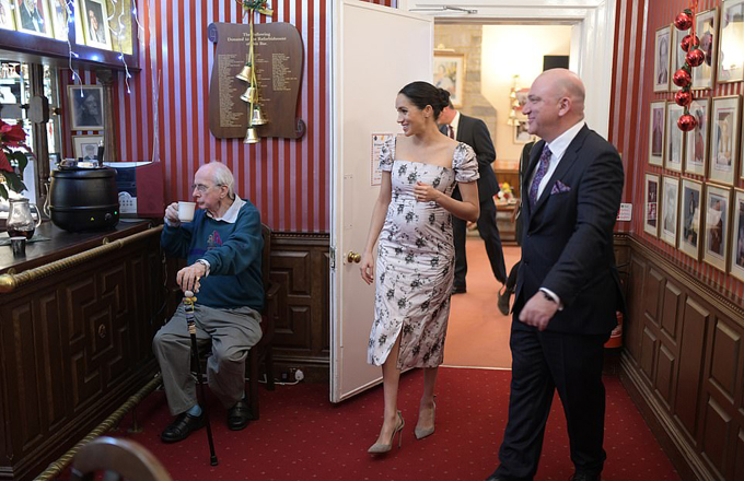 Meghan đi sự kiện bất chấp lời khẩn cầu liên lạc của bố