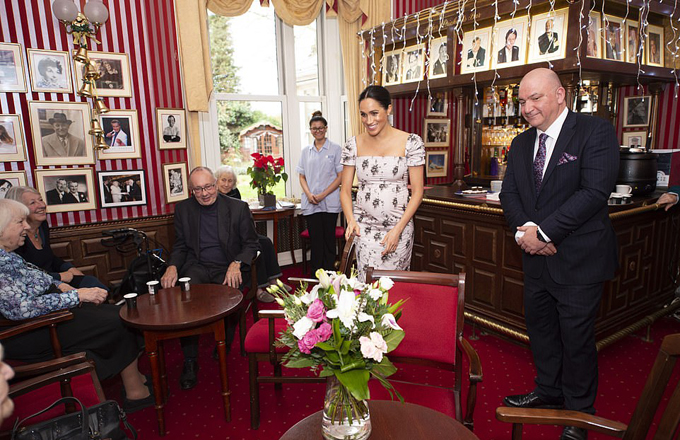 Meghan đi sự kiện bất chấp lời khẩn cầu liên lạc của bố