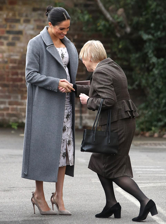 Meghan đi sự kiện bất chấp lời khẩn cầu liên lạc của bố