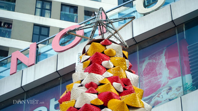 Video ảnh: Cây thông Noel được dựng từ 2.000 chiếc nón lá ở Hà Nội