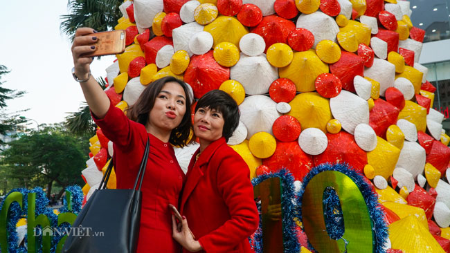 Video ảnh: Cây thông Noel được dựng từ 2.000 chiếc nón lá ở Hà Nội