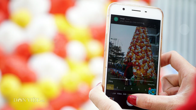 Video ảnh: Cây thông Noel được dựng từ 2.000 chiếc nón lá ở Hà Nội