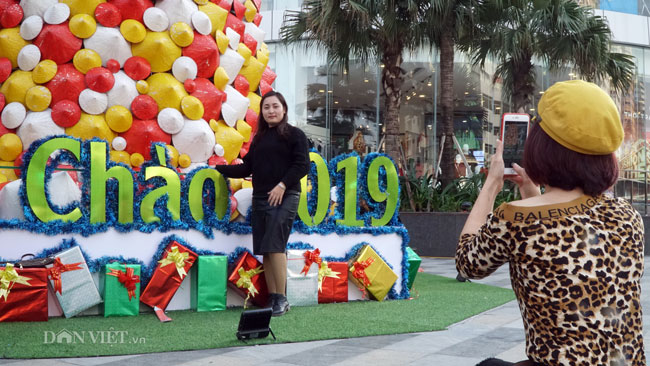 Video ảnh: Cây thông Noel được dựng từ 2.000 chiếc nón lá ở Hà Nội