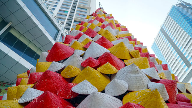 Video ảnh: Cây thông Noel được dựng từ 2.000 chiếc nón lá ở Hà Nội