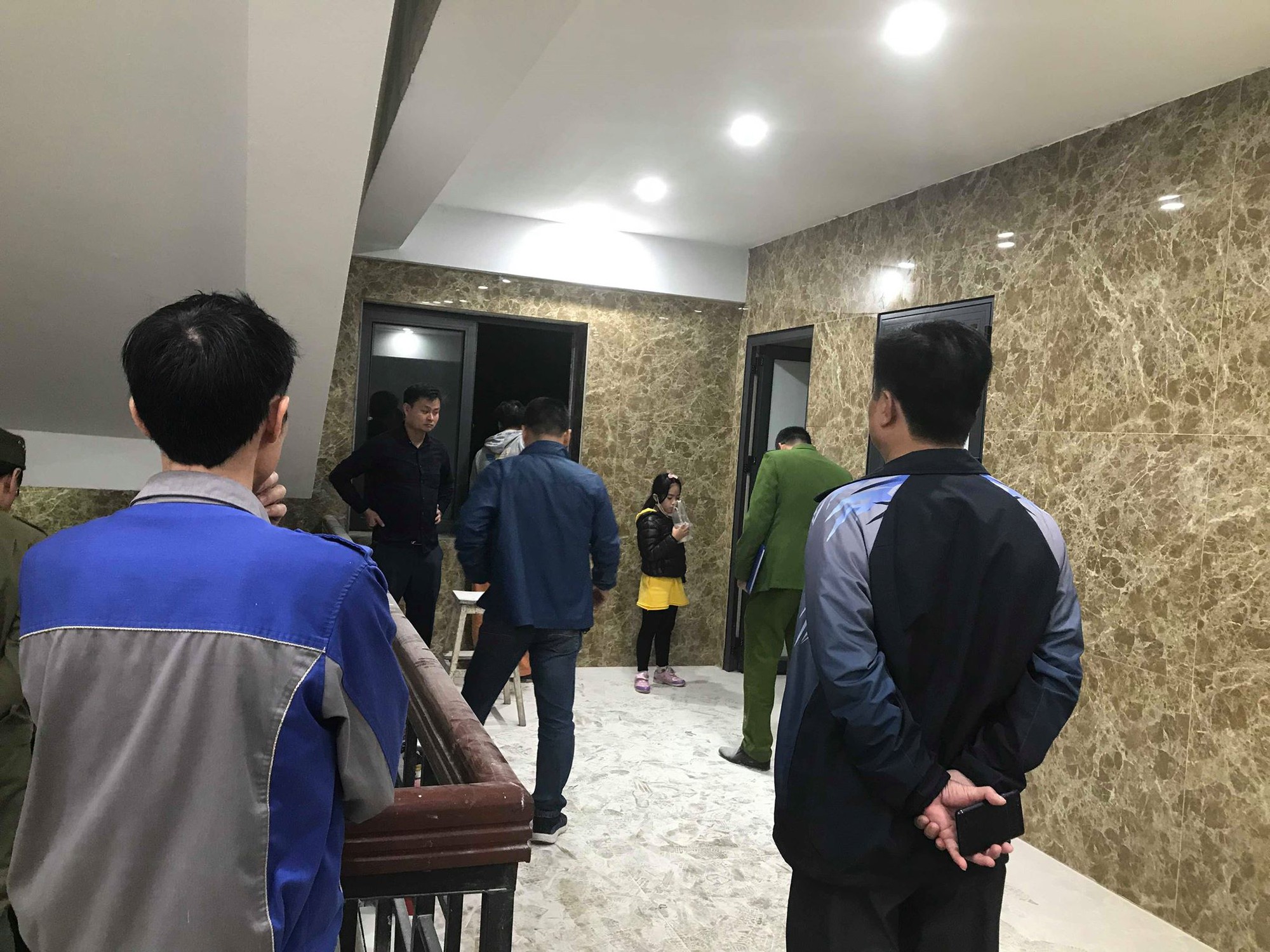 Cháy phòng kỹ thuật điện chung cư ở Hà Nội, người dân hoảng sợ dắt xe tháo chạy