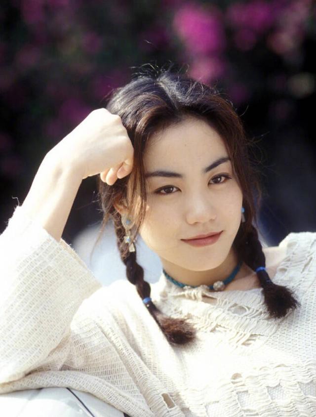 Diva Vương Phi: Bỏ chồng con theo tình trẻ kém 11 tuổi, U50 sống độc thân trong giàu sang