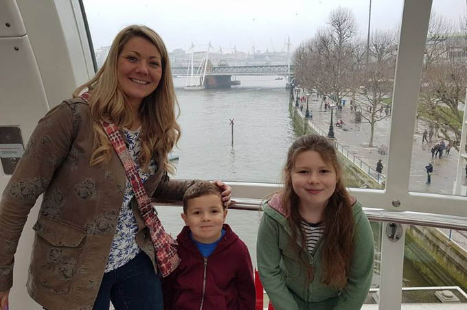 Ba người một nhà thiệt mạng vì đèn trang trí cây thông cháy