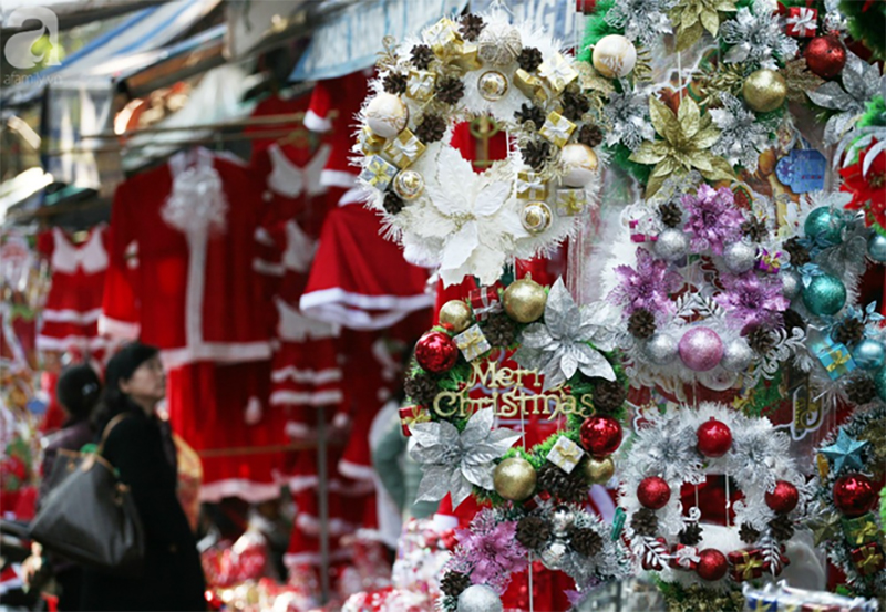 Người dân Hà Nội ùn ùn kéo đến Hàng Mã mua sắm đồ trang trí Noel
