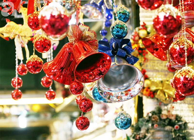 Người dân Hà Nội ùn ùn kéo đến Hàng Mã mua sắm đồ trang trí Noel