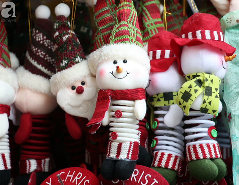 Người dân Hà Nội ùn ùn kéo đến Hàng Mã mua sắm đồ trang trí Noel