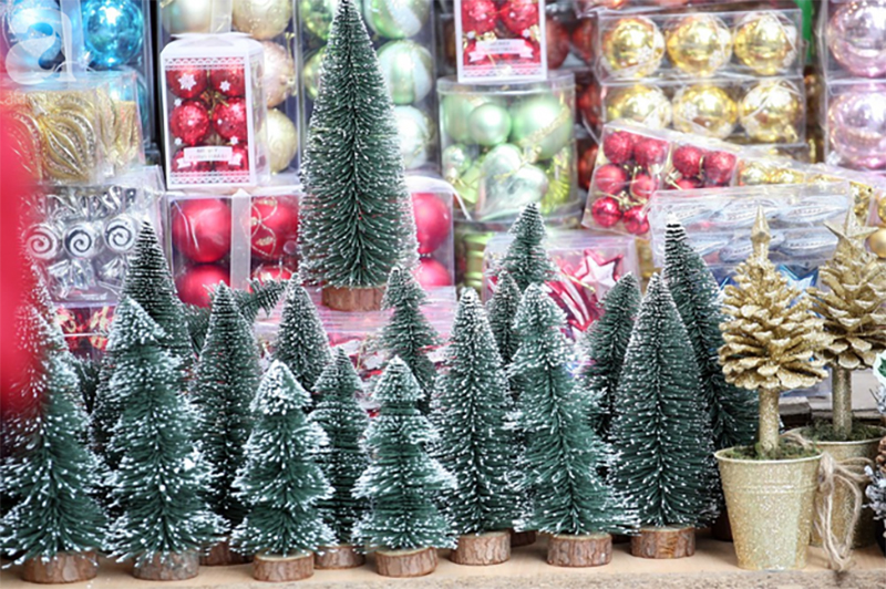 Người dân Hà Nội ùn ùn kéo đến Hàng Mã mua sắm đồ trang trí Noel