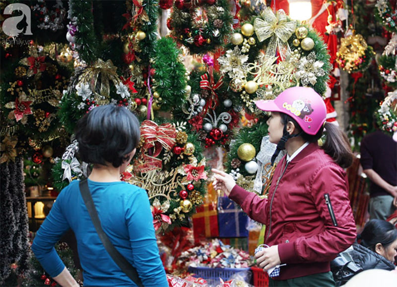 Người dân Hà Nội ùn ùn kéo đến Hàng Mã mua sắm đồ trang trí Noel