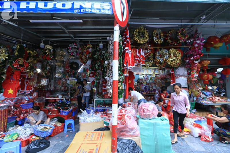 Người dân Hà Nội ùn ùn kéo đến Hàng Mã mua sắm đồ trang trí Noel
