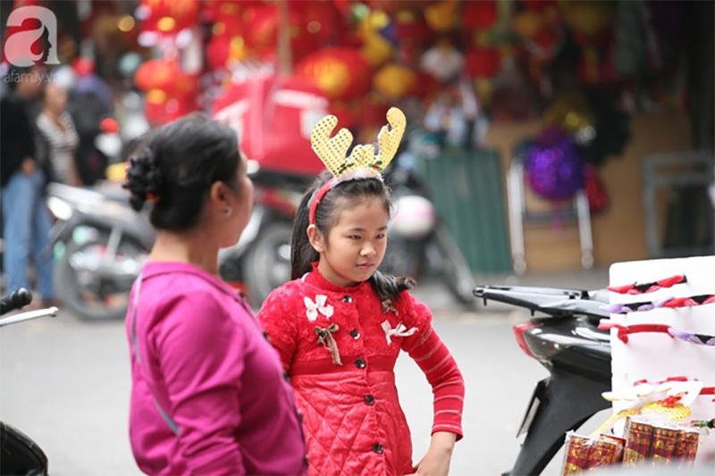 Người dân Hà Nội ùn ùn kéo đến Hàng Mã mua sắm đồ trang trí Noel