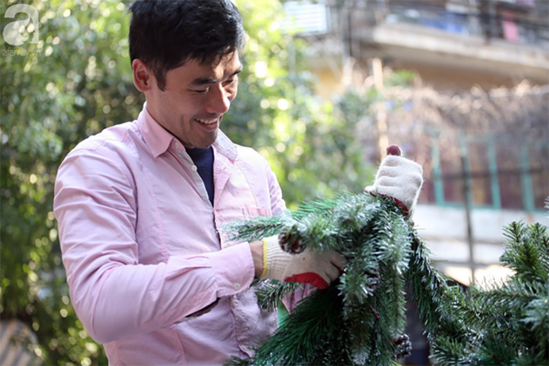 Người dân Hà Nội ùn ùn kéo đến Hàng Mã mua sắm đồ trang trí Noel