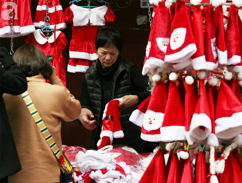 Người dân Hà Nội ùn ùn kéo đến Hàng Mã mua sắm đồ trang trí Noel