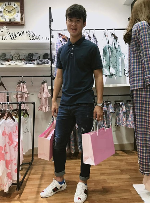 Duy Mạnh không ngại đi ship hàng cho bạn gái