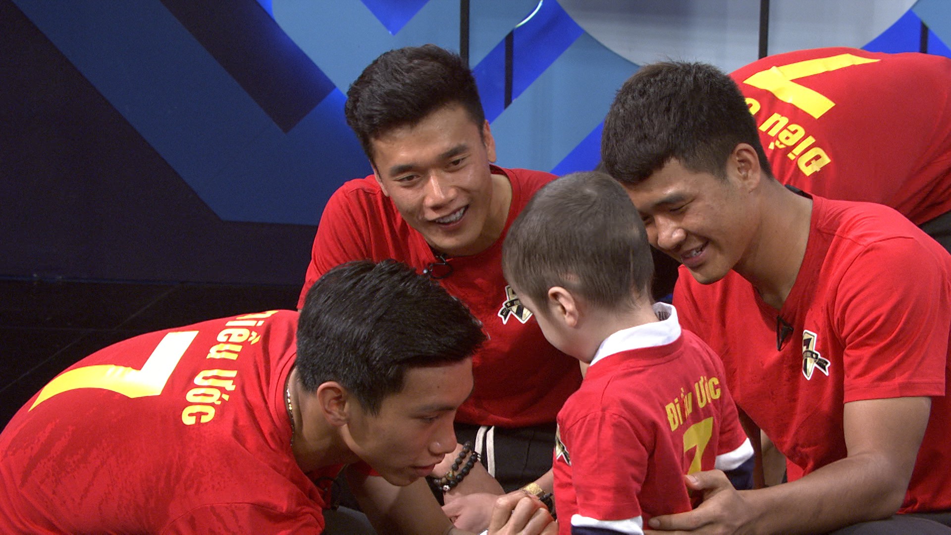 Việt Nam vô địch rồi Tom ơi, giờ con hãy tiếp tục cuộc chiến của riêng mình nhé!