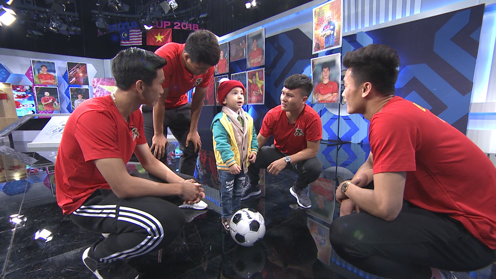 Việt Nam vô địch rồi Tom ơi, giờ con hãy tiếp tục cuộc chiến của riêng mình nhé!